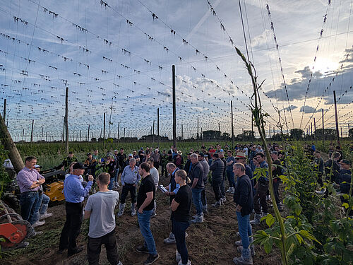 Abb. 3: Der Betriebsleiter Johannes Lechner stellt den Besuchern des Feldtags sein Zwischenfrucht-Management vor. (Foto: M. Lutz)