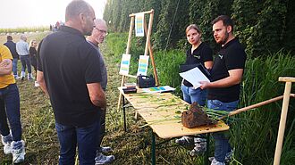 Anna Zinner und Simon Arnold stellten die Arten der Zwischenfrucht-Mischungen vor. (Foto: J. Portner)
