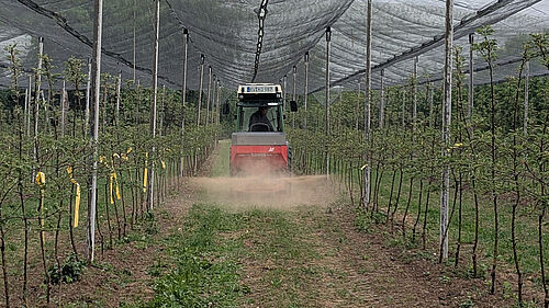 Ausbringung von Kalk mit dem Düngerstreuer auf einem IP Betrieb in Süddeutschland. (© Carina Lau/KOB).