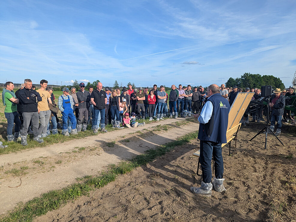 
	Der Projektleiter Johann Portner begrüßt die Gäste des MuD HumusHopfen-Feldtags. (Foto: M. Lutz)
