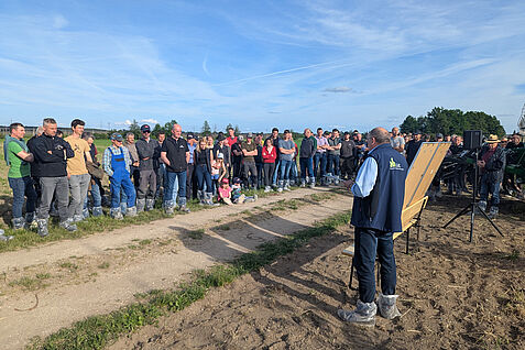 Der Projektleiter Johann Portner begrüßt die Gäste des MuD HumusHopfen-Feldtags. (Foto: M. Lutz)